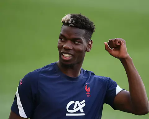 Lire la suite à propos de l’article Paul Pogba pourrait retrouver les terrains en 2025 : un espoir de retour malgré les turbulences