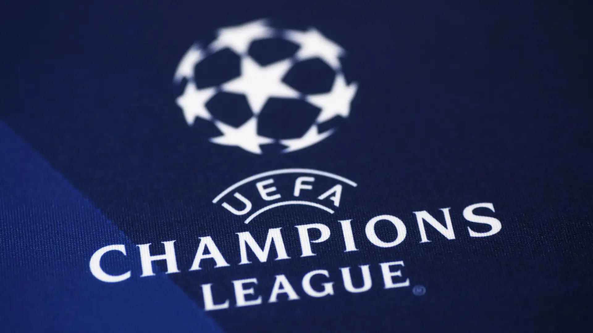 Lire la suite à propos de l’article Soirée de Feu en Ligue des Champions : Chocs au Sommet et Derniers Billets pour les Huitièmes
